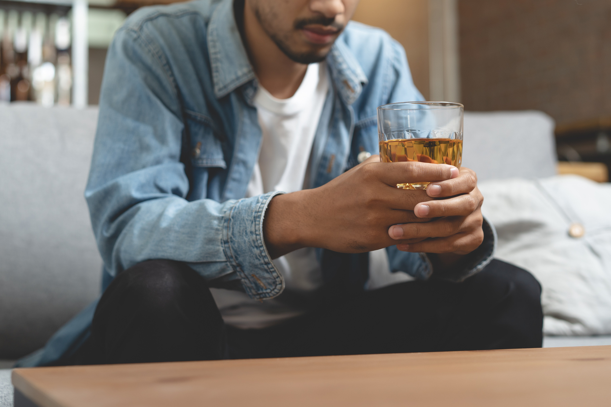 La consommation en alcool du père avant conception du bébé représente un facteur de risque pour son développement. © Pormezz, Adobe Stock